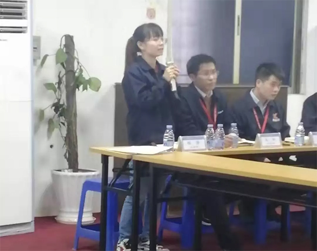 各部門負(fù)責(zé)人依次發(fā)言，介紹自己在管理中遇到的困惑，直面問題