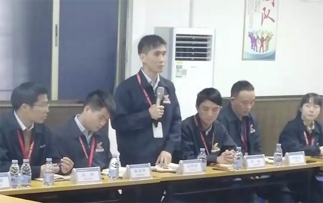 各部門負(fù)責(zé)人依次發(fā)言，介紹自己在管理中遇到的困惑，直面問題