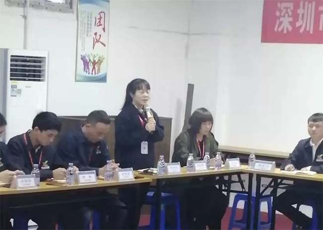 各部門負(fù)責(zé)人依次發(fā)言，介紹自己在管理中遇到的困惑，直面問題