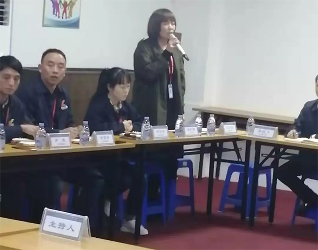 各部門負(fù)責(zé)人依次發(fā)言，介紹自己在管理中遇到的困惑，直面問題