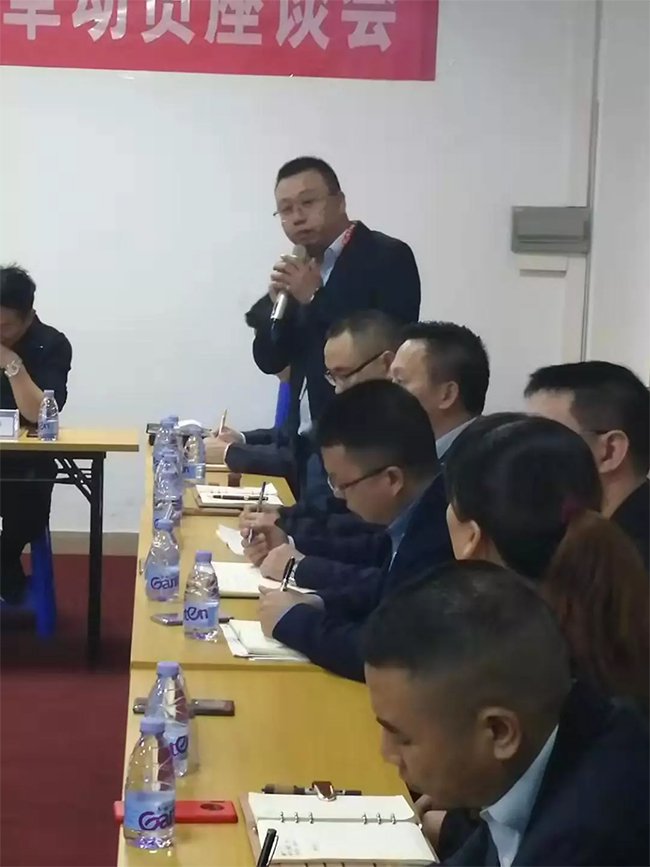 各部門負(fù)責(zé)人依次發(fā)言，介紹自己在管理中遇到的困惑，直面問題