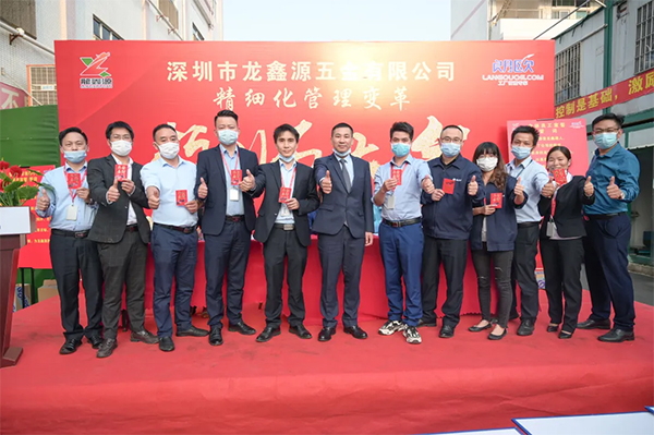 李總為積極參與變革標語活動成員頒發(fā)獎金