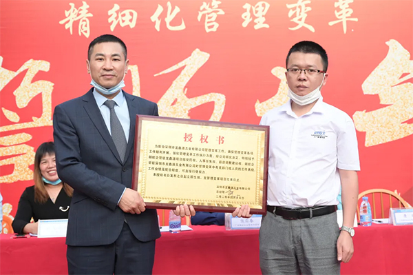 龍鑫源五金李總為朗歐駐廠項目組唐老師頒發(fā)《授權(quán)書》